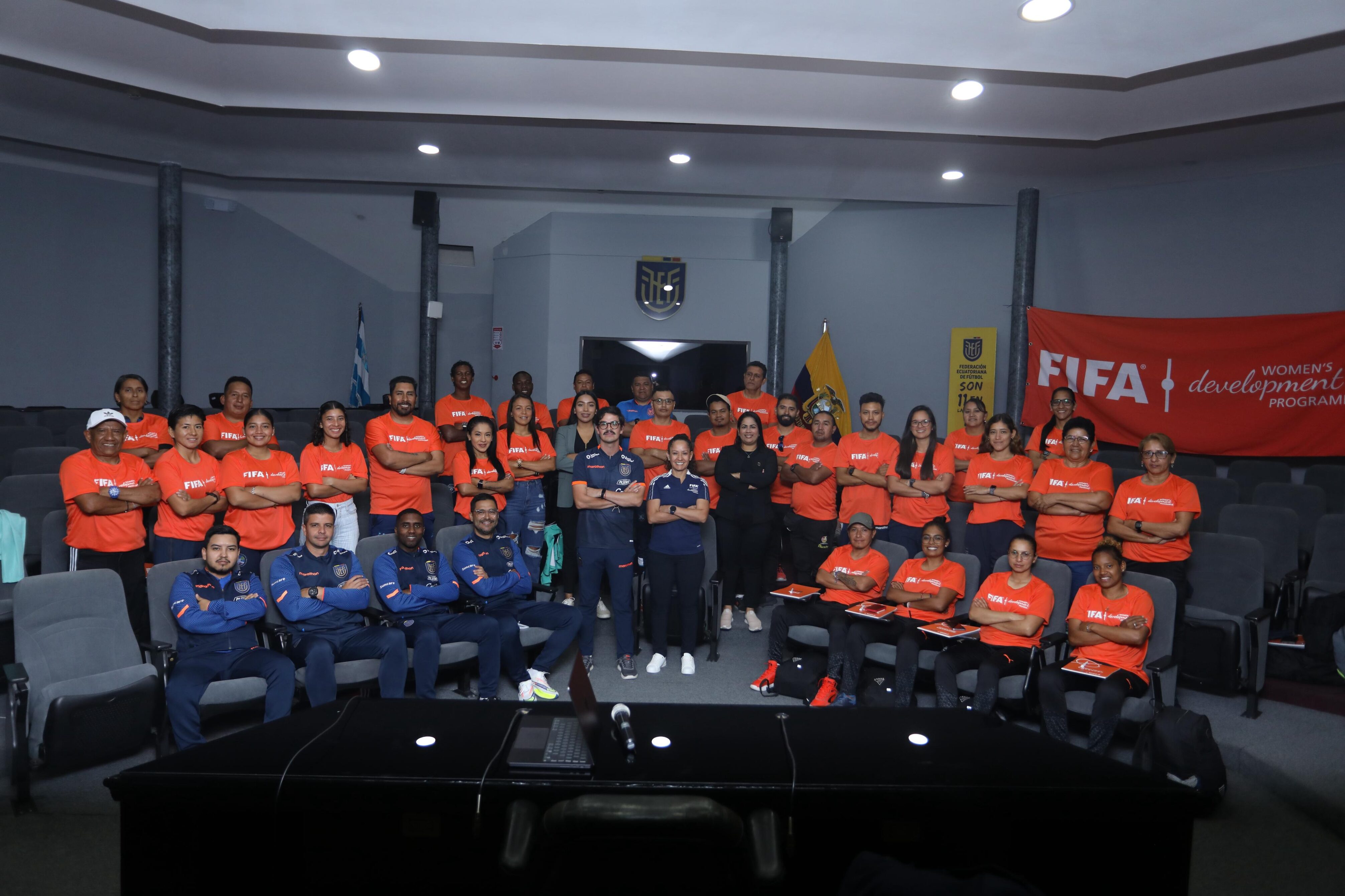 La Federación Ecuatoriana de Fútbol (FEF), en el marco del Programa Desarrollo de Ligas, con el apoyo de la Federación Internacional de Asociaciones de Fútbol (FIFA), brindó hoy una jornada de capacitación presencial para entrenadores de fútbol femenino.